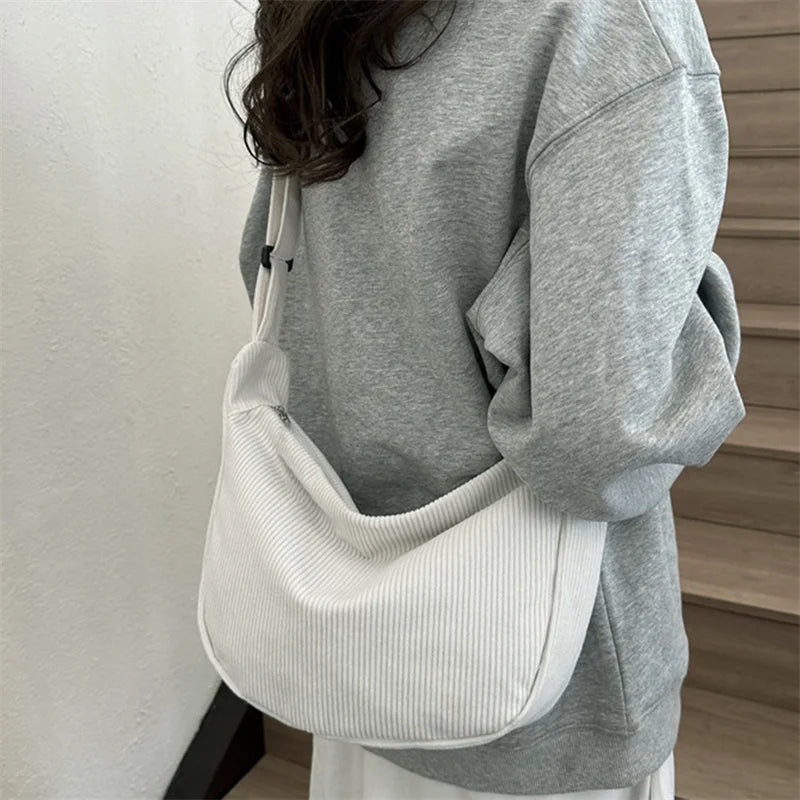 Sac banane femme en velours élégant, idéal pour l'hiver, un indispensable tendance.