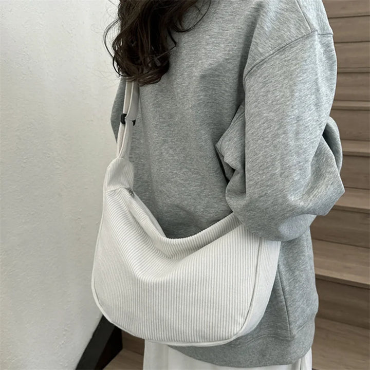 Sac banane femme en velours élégant, idéal pour l'hiver, un indispensable tendance.