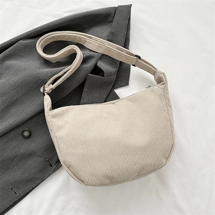 Sac banane velours tendance pour femmes, texture douce et look chic pour la saison froide.