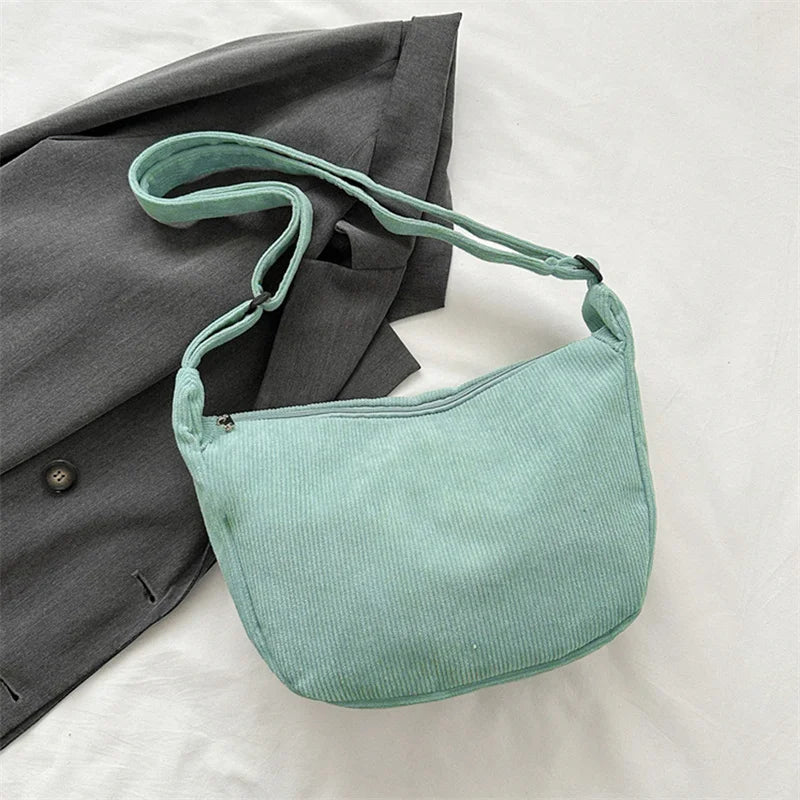 Sac banane femme en velours, un accessoire mode tendance et confortable, parfait pour l'hiver.