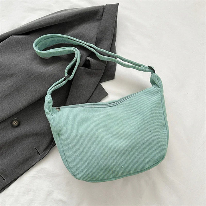 Sac banane femme en velours, un accessoire mode tendance et confortable, parfait pour l'hiver.