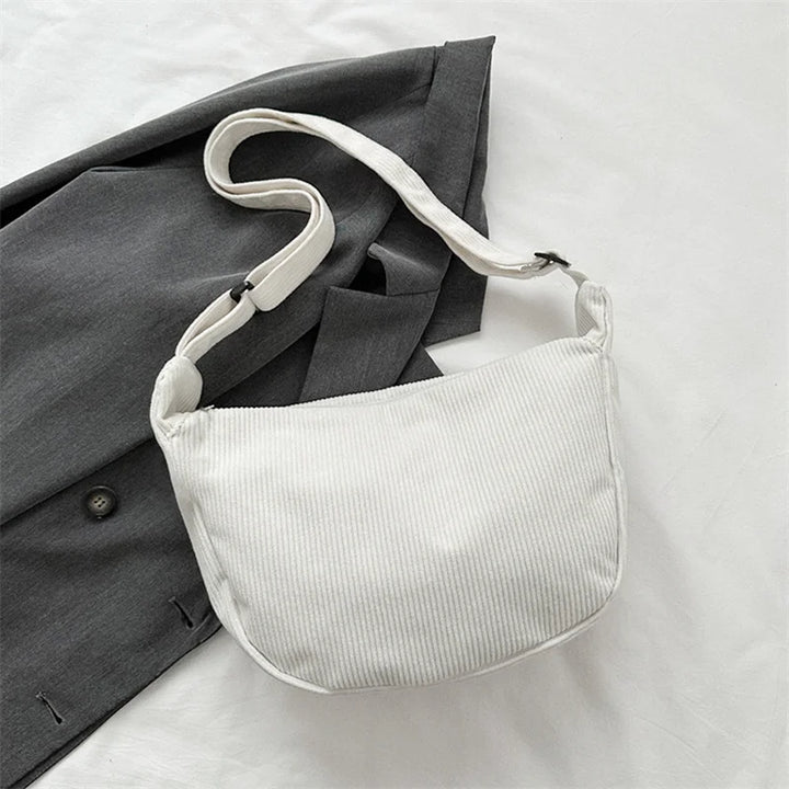 Sac banane femme en velours, style moderne et pratique, pour un look quotidien tendance.