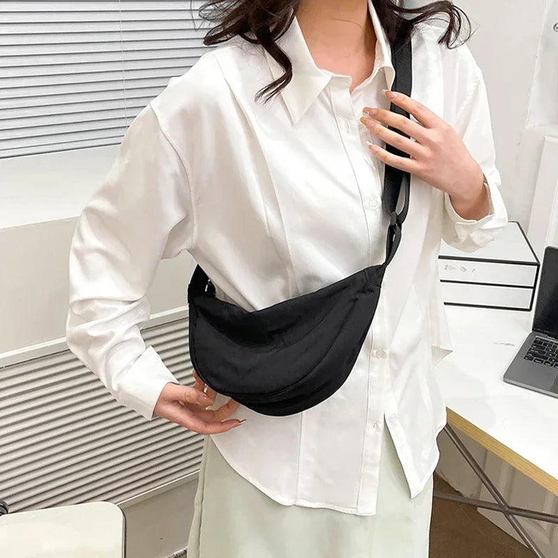Sac banane femme bandoulière en nylon léger, pratique pour voyage et usage quotidien.