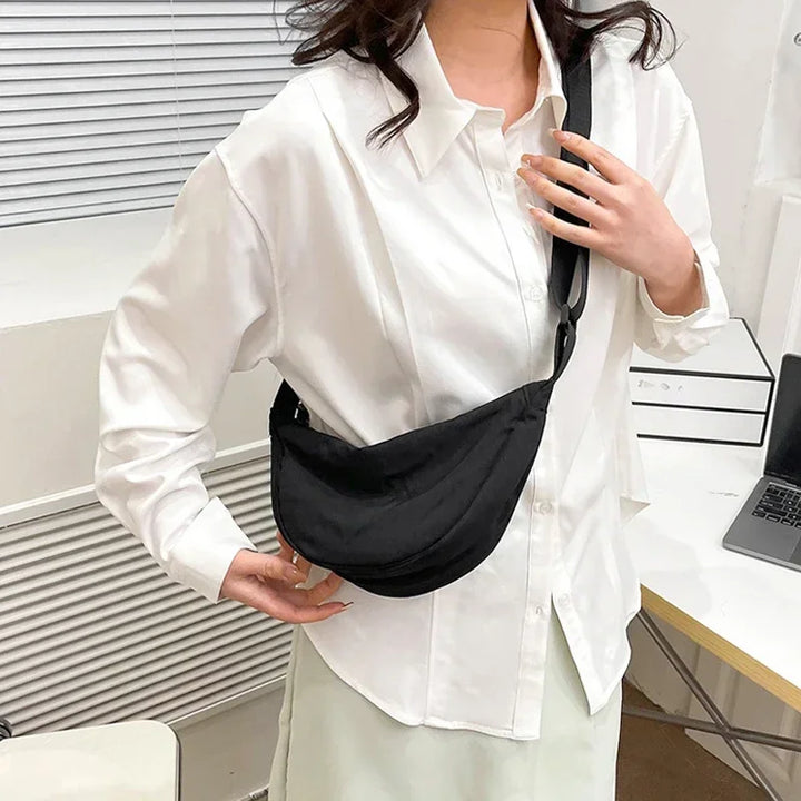 Sac banane femme bandoulière en nylon léger, pratique pour voyage et usage quotidien.