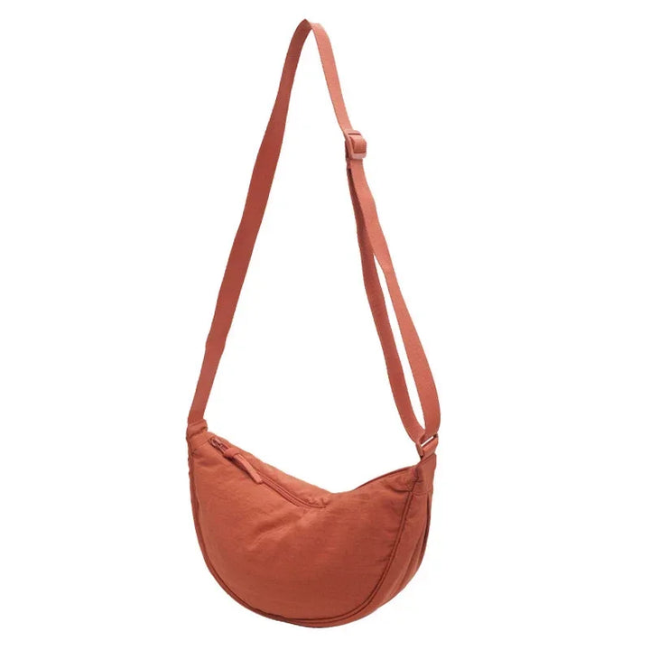 Sac banane femme bandoulière en nylon résistant et léger, parfait pour le voyage et la ville.