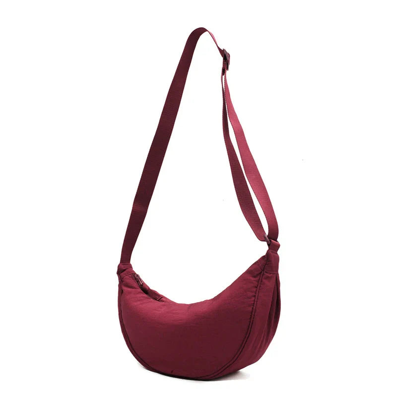 Sac banane imperméable en nylon léger pour femme, idéal voyage et accessoire mode tendance.