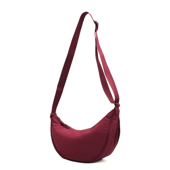 Sac banane imperméable en nylon léger pour femme, idéal voyage et accessoire mode tendance.