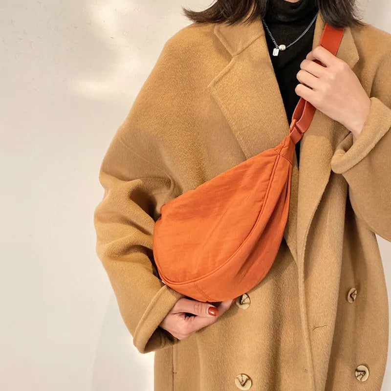 Sac banane femme multi-couleur, style bandoulière, léger et pratique pour toutes occasions.