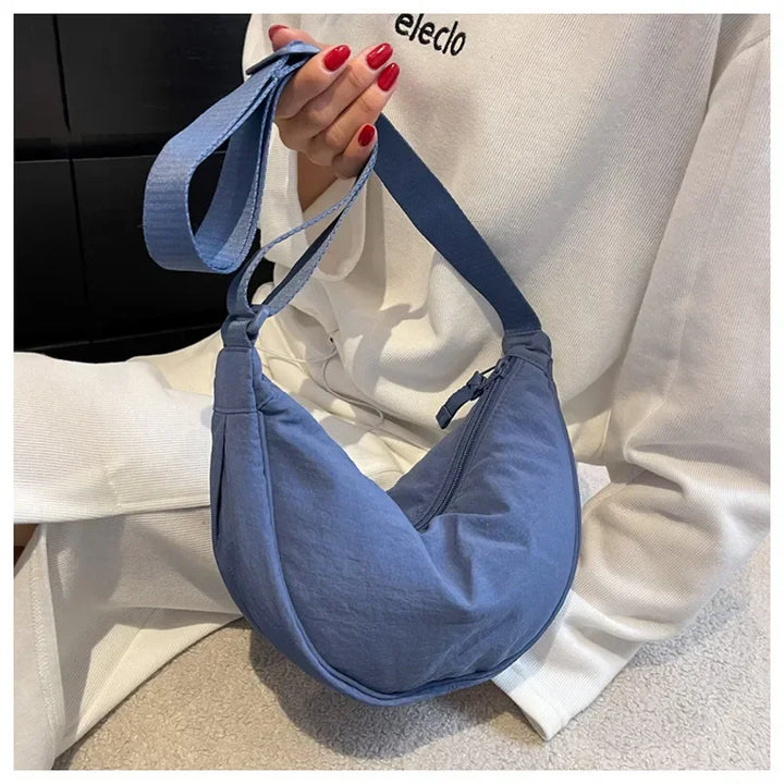 Accessoire mode femme : sac banane bandoulière en nylon léger, pratique et très tendance.
