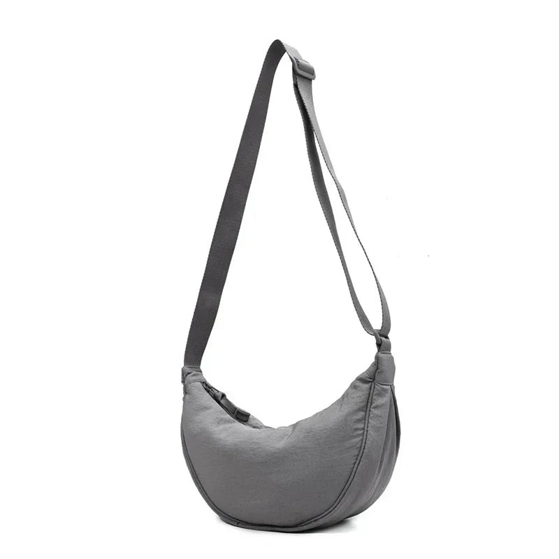Sac banane femme bandoulière en nylon léger, pratique, disponible en plusieurs coloris.