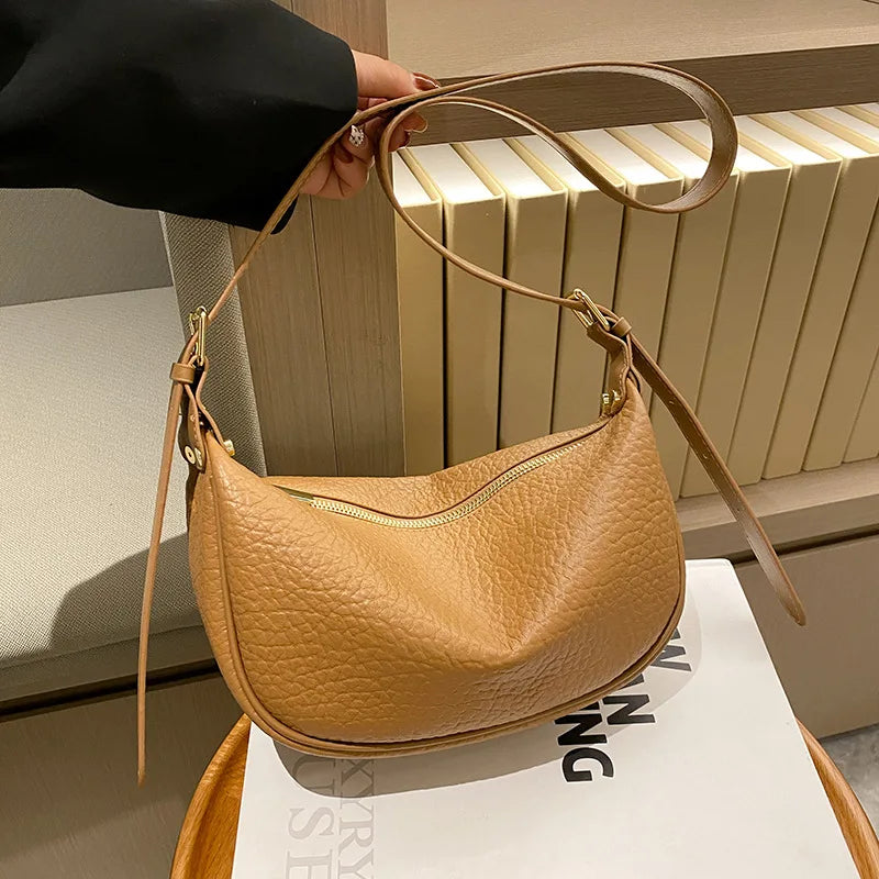 Sac banane femme camel élégant en similicuir, accessoire de maroquinerie chic pour un style quotidien raffiné.