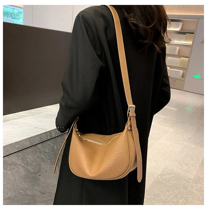 Maroquinerie femme: sac banane camel polyvalent. Pratique et stylé, il complète votre look urbain avec élégance.