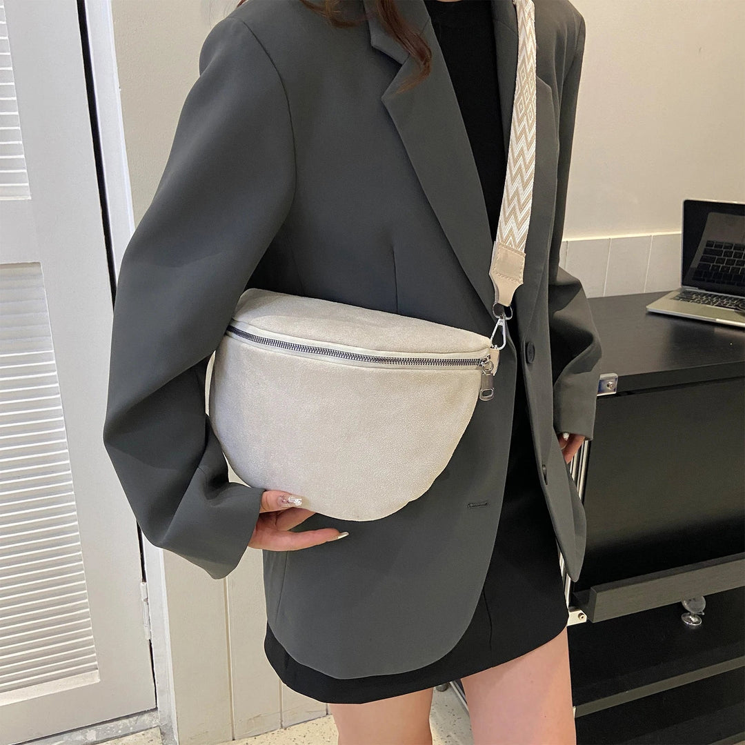 Sac banane marron aspect daim, accessoire polyvalent et chic pour femme. Idéal pour la mode.