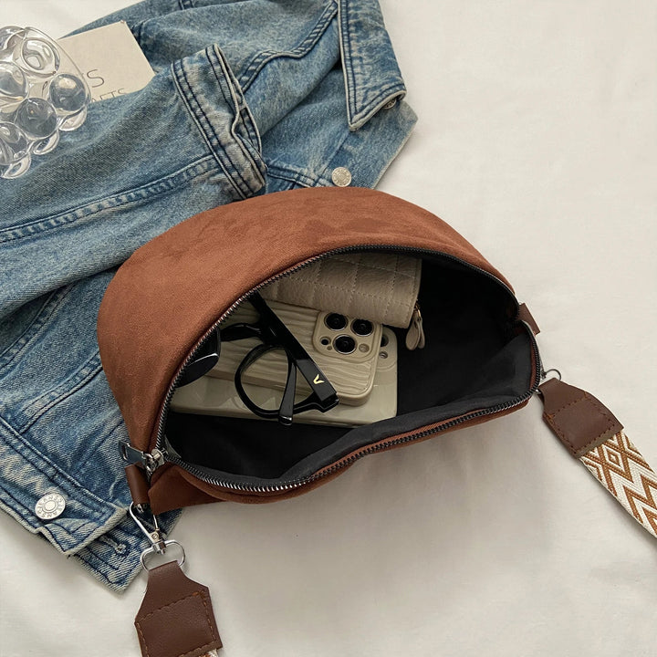 Sac banane femme en daim synthétique chic, accessoire polyvalent pour un look moderne.