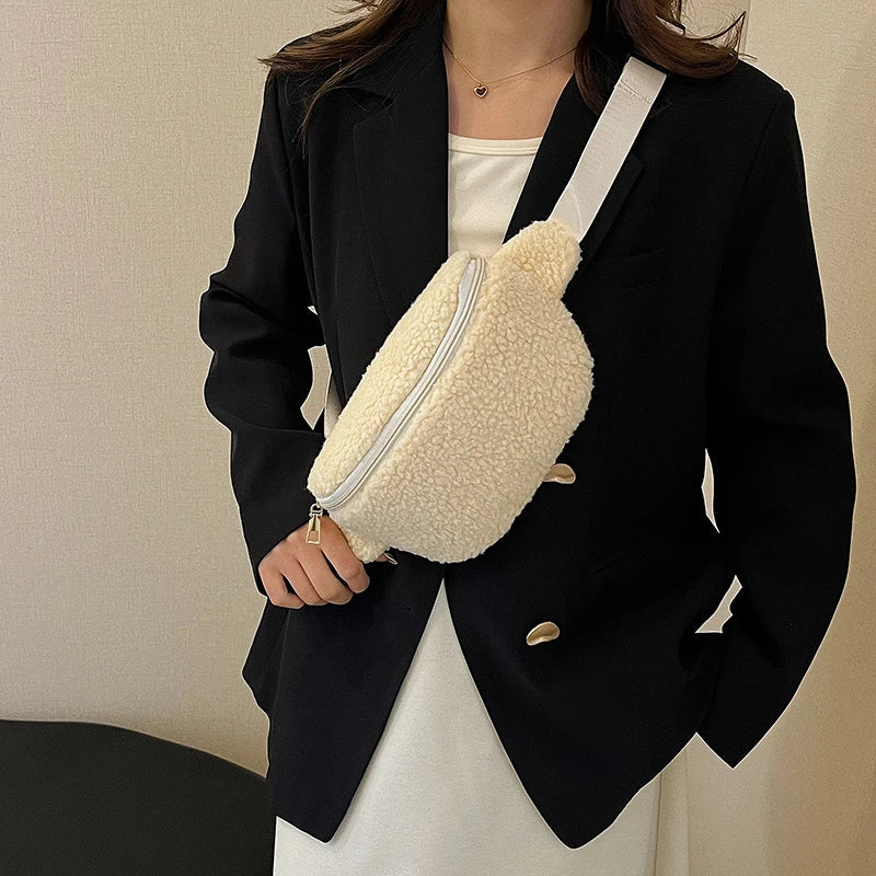 Sac banane femme chic en fausse fourrure douce. Accessoire mode peluche, très tendance et pratique.