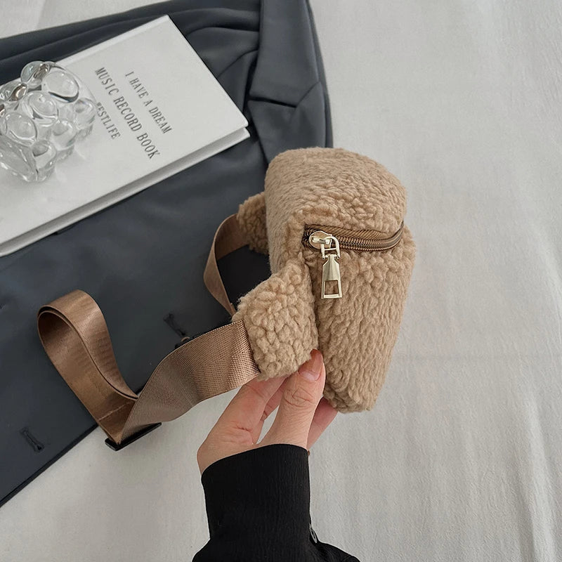 Sac banane femme luxueux en fausse fourrure. Un accessoire mode peluche doux, chic et tendance pour toutes.