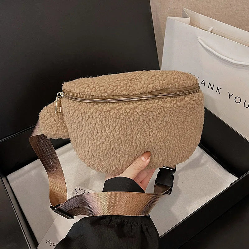 Sac banane femme confortable en fausse fourrure peluche. Accessoire chic, doux et tendance, très pratique.