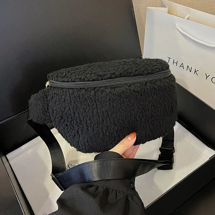 Sac banane femme doux et tendance en fausse fourrure chic. Accessoire mode peluche, parfait et pratique.