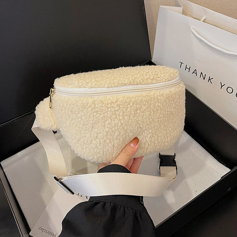 Sac banane femme tendance en fausse fourrure pelucheuse. Un accessoire doux et chic pour la mode.