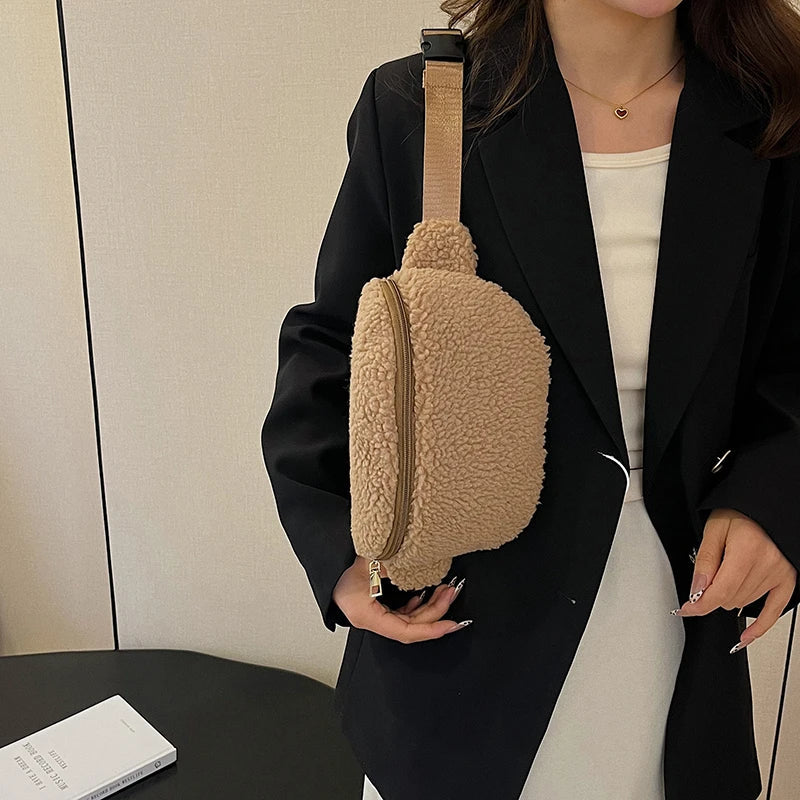 Accessoire mode chic : sac banane femme en fausse fourrure douce et confortable. Parfaitement tendance.