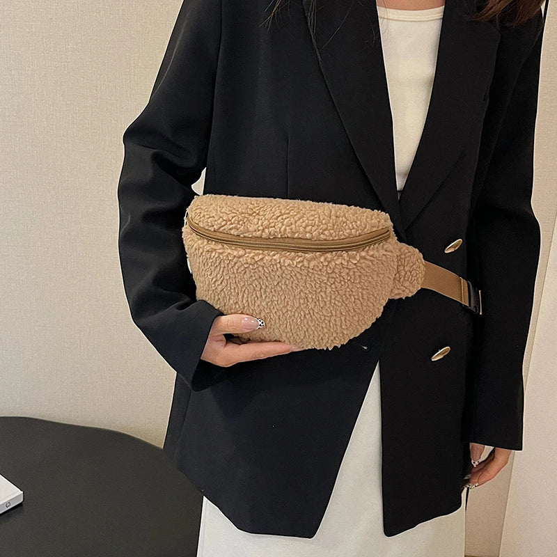 Sac banane femme pratique en fausse fourrure ultra douce. Un accessoire de mode peluche, chic et tendance.