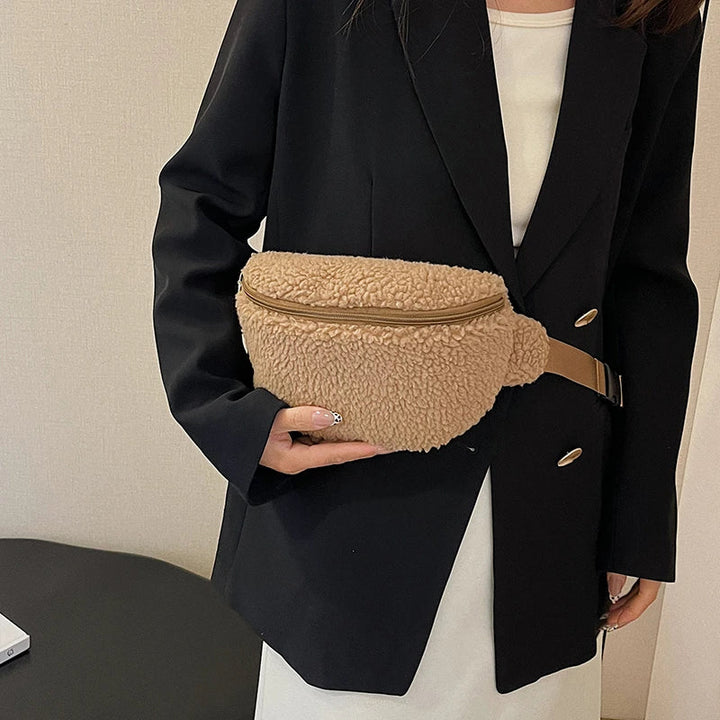 Sac banane femme pratique en fausse fourrure ultra douce. Un accessoire de mode peluche, chic et tendance.