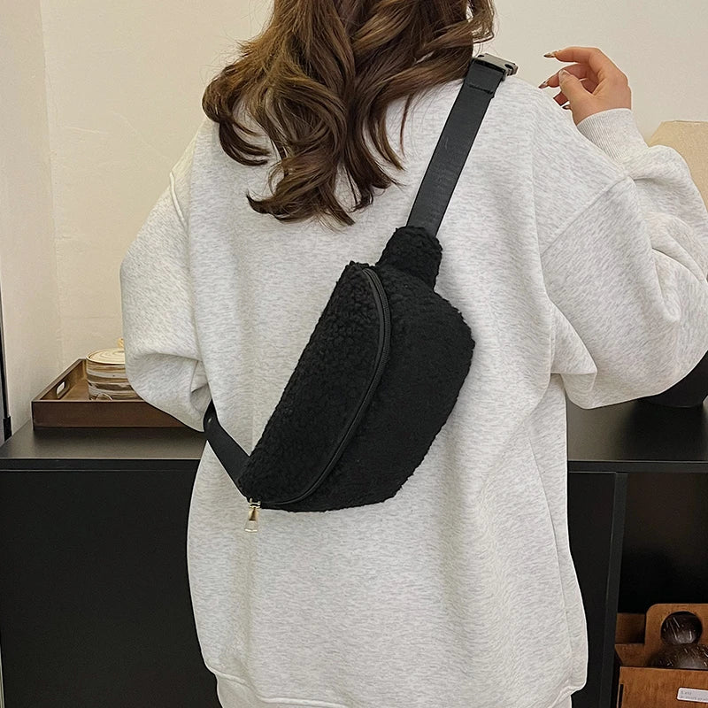 Sac banane femme en fausse fourrure douce, idéal pour un look chic et mode. Accessoire peluche tendance.