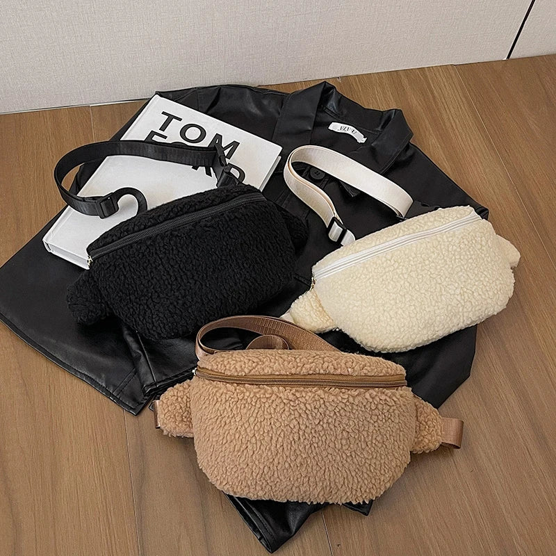 Sac banane femme élégant en fausse fourrure. Un accessoire mode chic et pratique pour un style tendance.