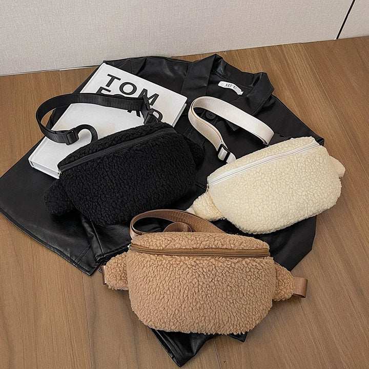 Sac banane femme élégant en fausse fourrure. Un accessoire mode chic et pratique pour un style tendance.