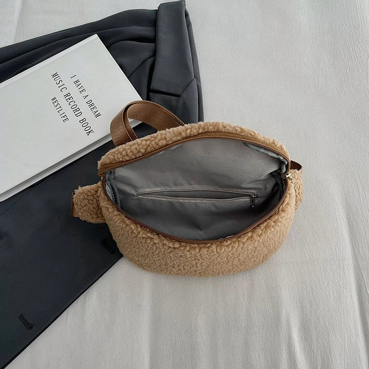 Sac banane femme doux et chic en fausse fourrure. Accessoire de mode peluche tendance et très pratique.
