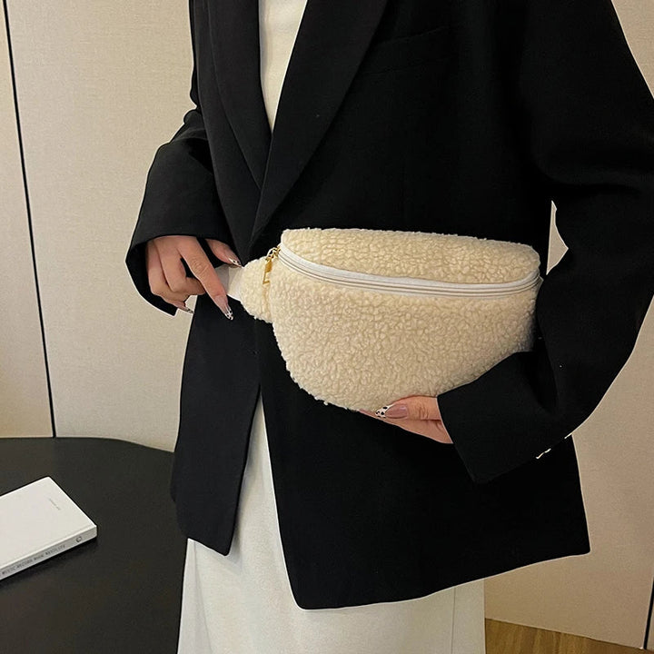 Sac banane femme polyvalent en fausse fourrure peluche. Chic, doux, et tendance pour un accessoire mode pratique.