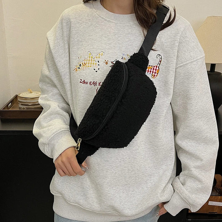 Sac banane femme moderne en fausse fourrure douce. Alliez style chic, confort peluche et praticité. Tendance.