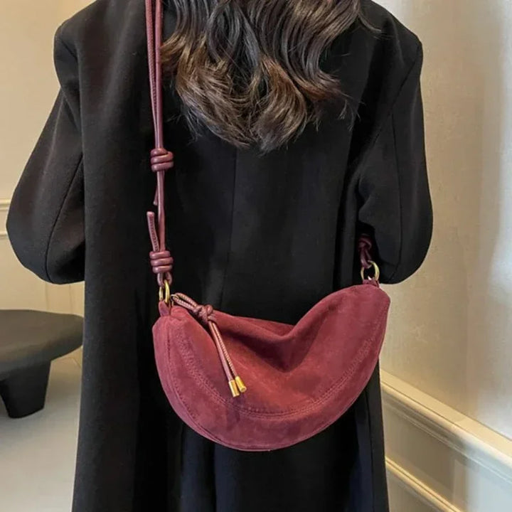 Sac banane femme chic en faux daim, accessoire mode élégant pour le quotidien.