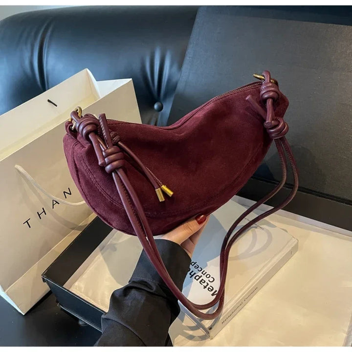 Sac banane tendance en faux daim, couleur camel, idéal comme sac bandoulière chic.