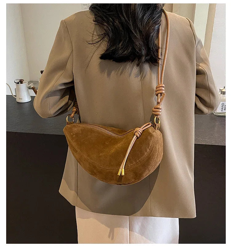 Sac banane femme élégant en faux daim marron, parfait accessoire mode et pratique.