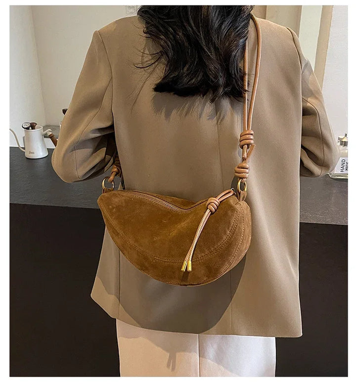 Sac banane femme élégant en faux daim marron, parfait accessoire mode et pratique.