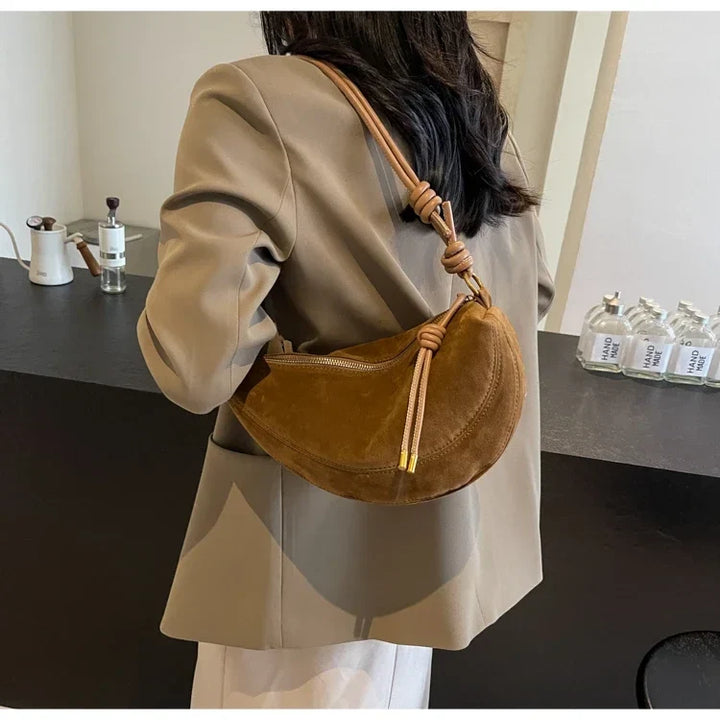 Sac banane bordeaux en faux daim, un sac chic et tendance pour femme.