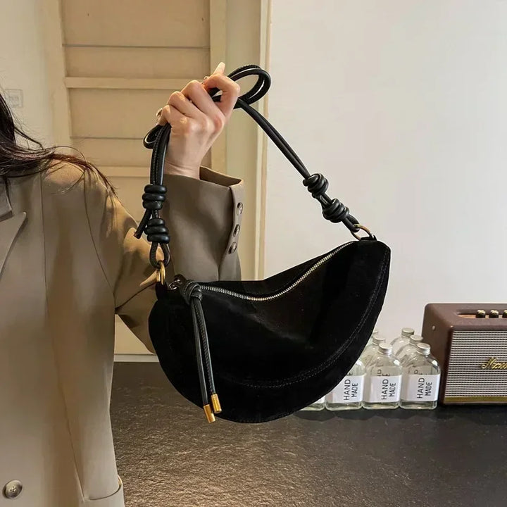 Sac banane femme polyvalent en faux daim, se porte en bandoulière, chic et élégant.