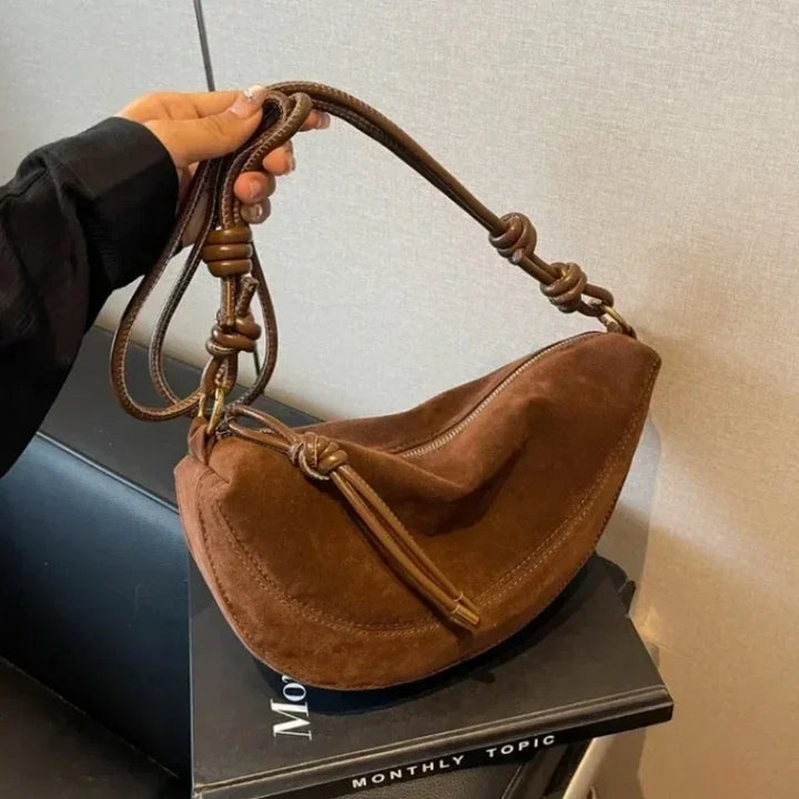Sac tendance femme en faux daim camel, un sac banane chic pour un look moderne.