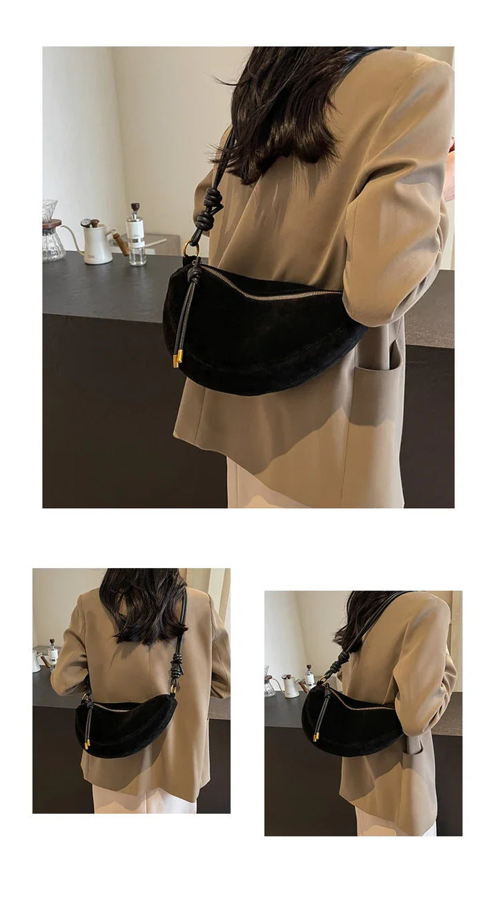 Faux daim doux et élégant pour ce sac banane femme, couleur marron, très chic.