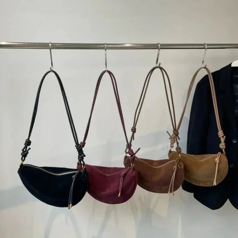 Accessoire mode incontournable : sac banane femme chic en faux daim, couleur bordeaux.