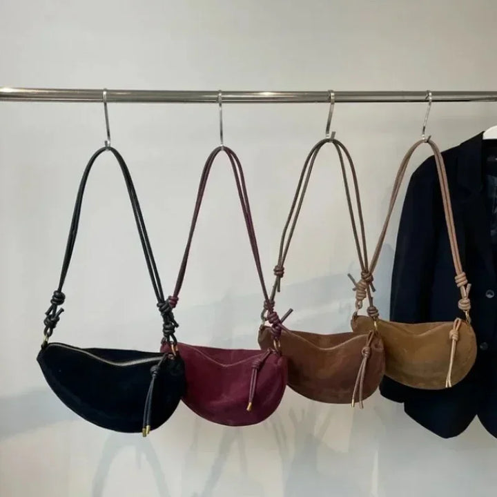 Accessoire mode incontournable : sac banane femme chic en faux daim, couleur bordeaux.