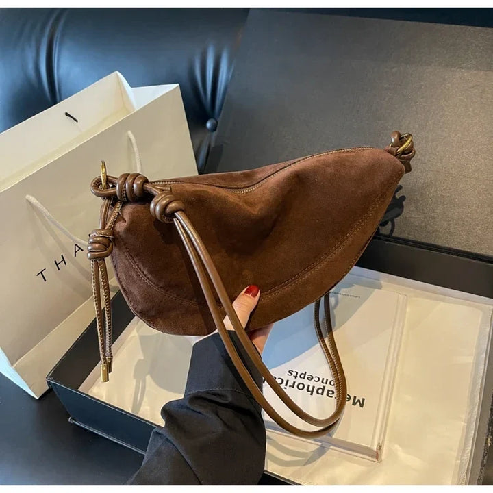 Sac banane femme chic en faux daim camel, élégant et pratique pour les essentiels.