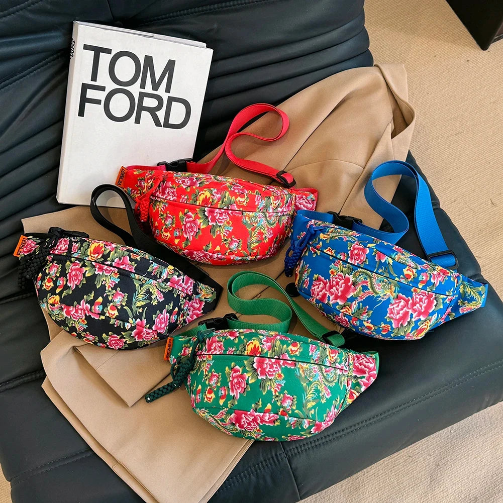 Sac banane femme chic en nylon fleuri, motif printanier, idéal pour un style unique et élégant.