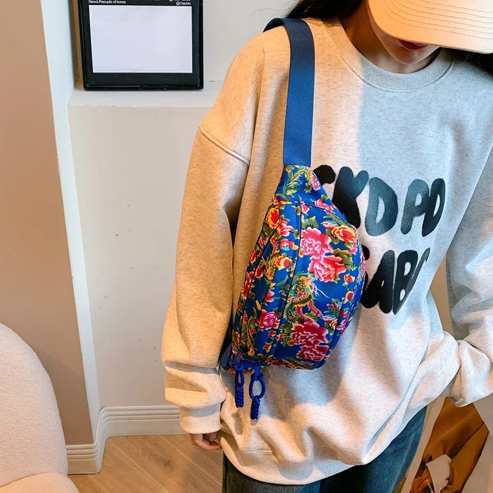 Sac banane pratique pour femme avec motif fleuri, bandoulière réglable, parfait comme sac de jour.