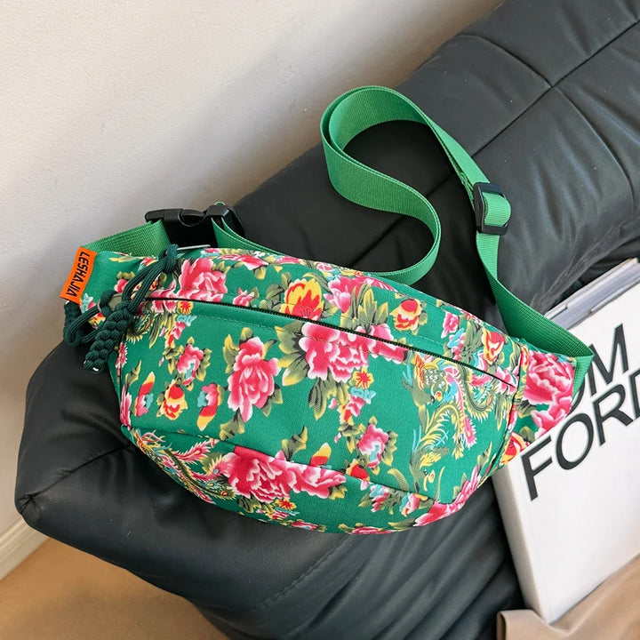Sac banane femme en nylon fleuri, léger et tendance, accessoire mode printanier, chic et polyvalent.