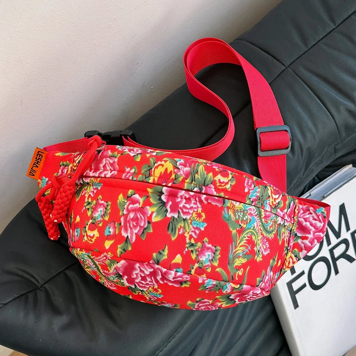 Accessoire mode: sac banane fleuri pour femme, style unique, motifs printaniers vibrants.