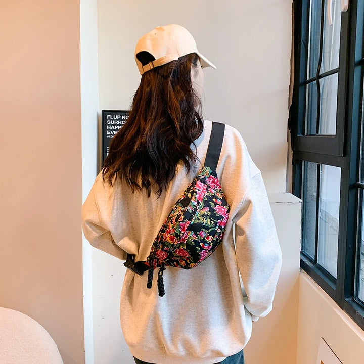 Sac banane femme unique, motif floral chic, bandoulière ajustable, accessoire polyvalent pour le printemps.