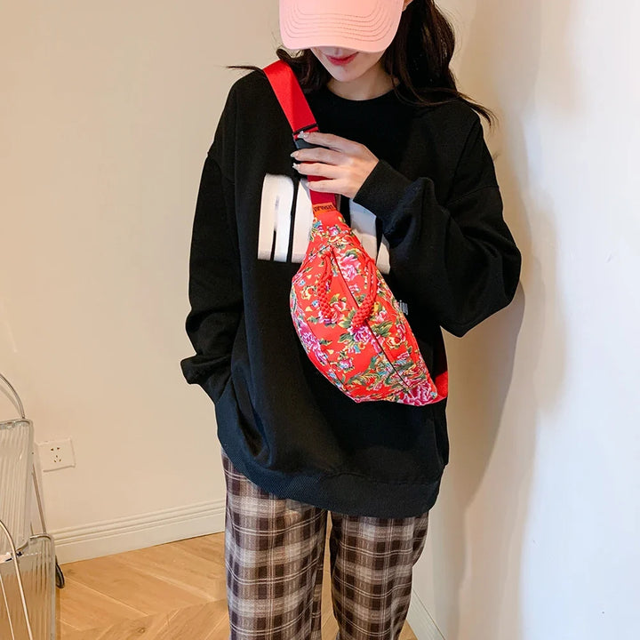 Sac banane en nylon fleuri pour femme, motifs printaniers détaillés, accessoire mode chic.