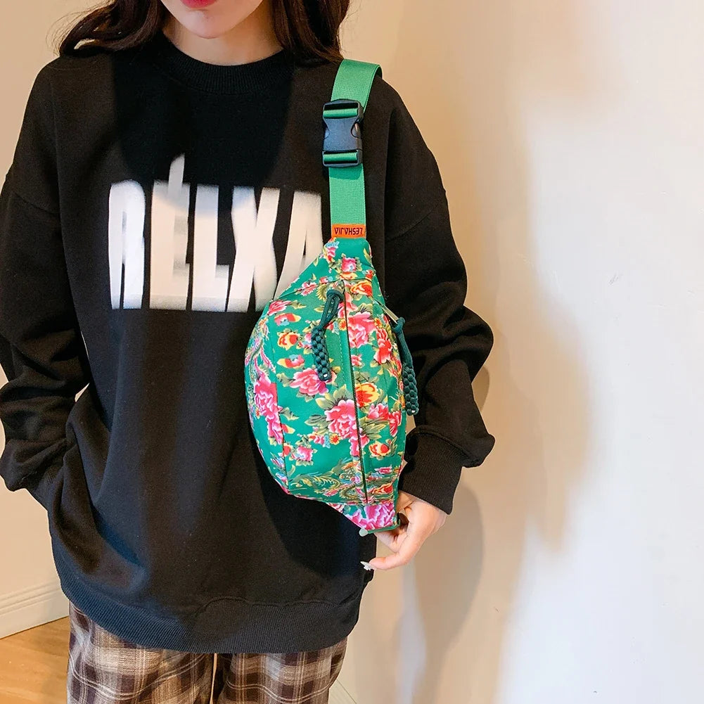 Sac banane femme chic en nylon fleuri, pratique, bandoulière réglable. Idéal comme sac de jour printanier.